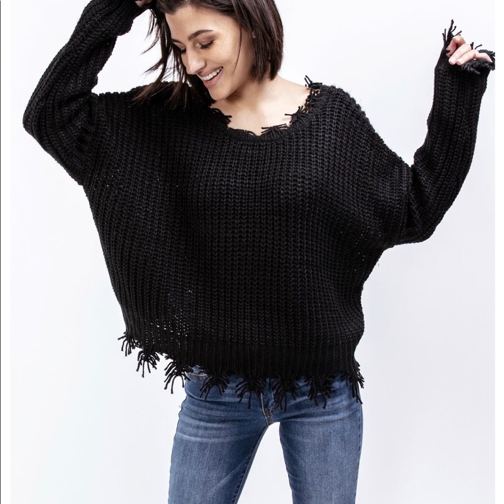 Black distressed sweater 🖤